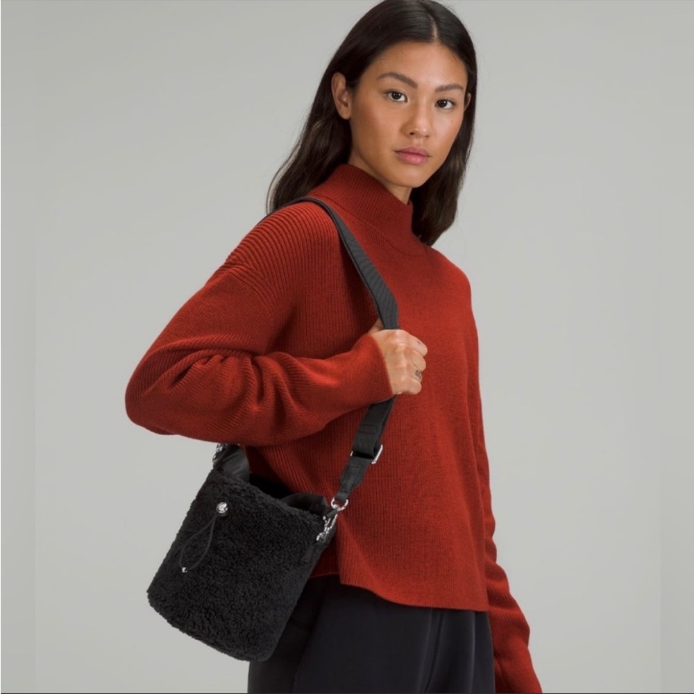Lululemon Fleece Bucket Bag Crossbody - Picture 2 of 9